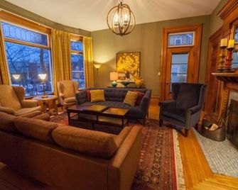 Fairholm Boutique Inns - שרלוטאון - סלון