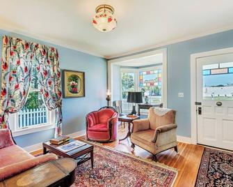 LaFollette - Restored Queen Anne cottage with vintage charm and modern amenities - Prineville - Living room
