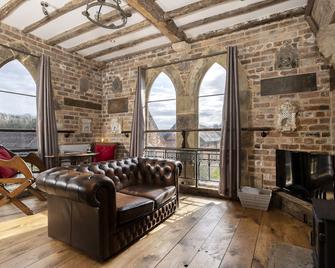 Exposed Timbers, A Feature Stone Fireplace, Flagstone And Oak Floors The Chapel Has A Wealth Of Pe - Bromsgrove - Living room