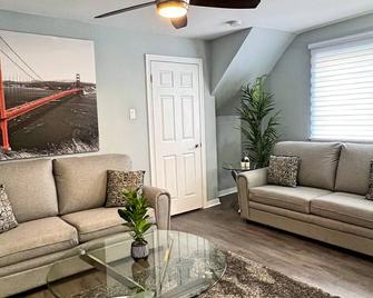 Downtown - Large Modern 2 Br Apt + 1 Free Parking - Ottawa - Oturma odası