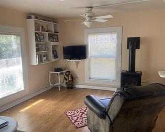 Cozy Cottage- 3 blocks from Main St., Walden, CO - Walden - Living room