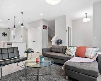 New Home with AC, 15 Mins to YYC, Pets welcome - Chestermere - Living room