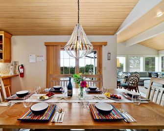 Bliss:~) A+oceanviews~hottub~ Elk Deer Visits Often~firepit~pingpong~yard~dogok - Warrenton - Comedor