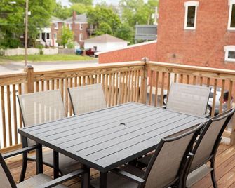 Sweet Stay right on Highland's Town Square - Highland - Balcony