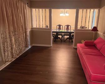House of Prayer, 3-bedroom house with a picnic backyard. - Anniston - Living room