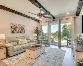 Toccoa Condo on Golf Course with Patio and Grill - Toccoa - Living room