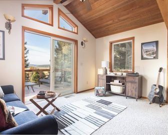 Redwood by Avantstay Secluded Cabin w/ Views & Spa 5mins to Northstar! - Truckee - Вітальня