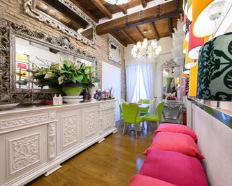 Domus Spagna Frattina Prestige Suite - Rome - Front desk