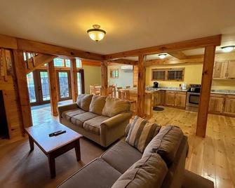 Mountain Cabin Style House - Intervale - Living room