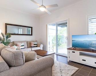 Shoalz Renovated Cottage and Boat Parking - Shoal Bay - Living room