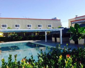 Ukl Ever Resort Hotel - Laoag - Piscina