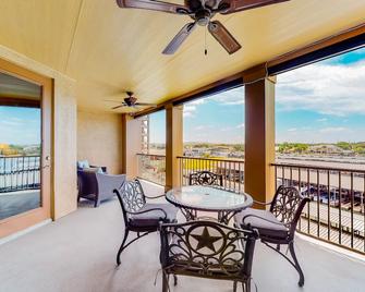 Waterfront condo with furnished balcony, central AC, & washer/dryer - Horseshoe Bay - Balcony