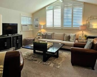 Linebarier Vineyards - Fair Play - Living room