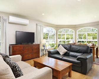 Olive House Bed And Breakfast - Christchurch - Living room