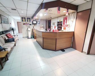 OYO 89817 Hotel Sura - Dungun - Front desk