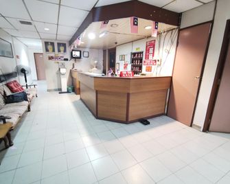 OYO 89817 Hotel Sura - Dungun - Front desk