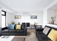 RNR Serviced Apartments North Melbourne - Melbourne - Living room