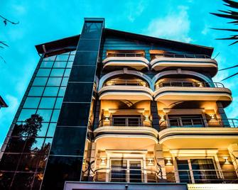 في إتش برود واي تيرانا هوتل - تيرانا - مبنى