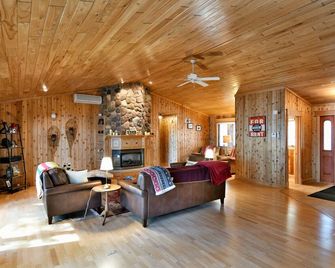 Family Retreat with Privacy and Comfort on Middle Eau Claire Lake. Fast WIFI! - Solon Springs - Sala de estar