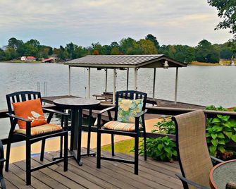 Family & Pet Friendly 2500 sq ft home-Minutes from town on Wilson Lake, Alabama! - Florence - Binnenhof
