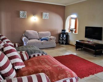 6 Bedroom House Walvis Bay, 15min Walk To Lagoon, Close To Town & Restaurants - Walvis Bay - Living room