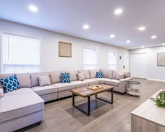 ⫷Urban Retreat⫸ Dual Master / Google Fiber Home - Huntsville - Living room