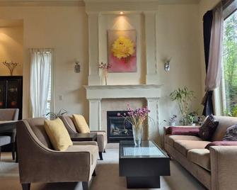 Meadow Ridge Haven - Pitt Meadows - Living room