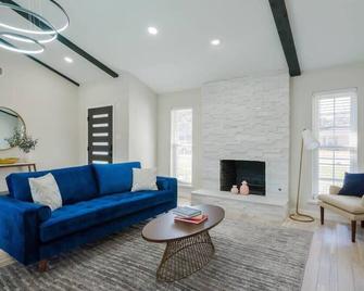 Perfect Getaway Home w Pool, Jacuzzi, Cinema Room - Richardson - Living room