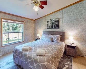 Whispering Pines home - Brandon - Habitación