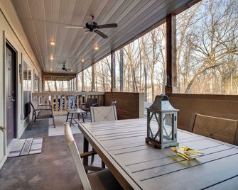 Cozy Bull Shoals Condo Getaway ~ 1 Mi to Lake! - Bull Shoals - Balcony