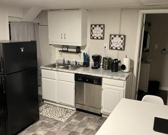 Updated efficiency unit attached to the Parlor on Paris - Rent both and save - Hannibal - Kitchen
