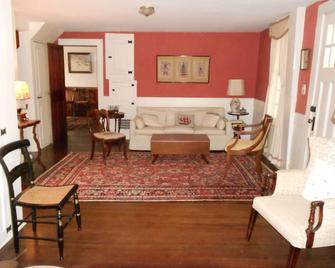 Authentic Red Farm House On Zephyr Lake, Beautiful In All Seasons! - Greenfield - Living room