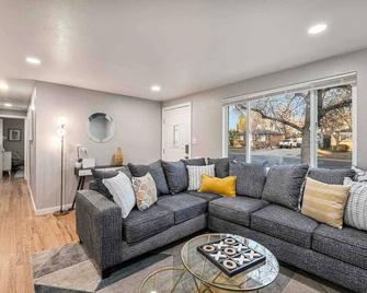 Spacious Family Home W Game & Yoga Room - Westminster - Living room