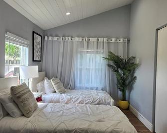 Endless Summer Cottage Off Atlantic Ave!! - Delray Beach - Bedroom