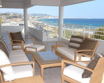 Ocean View Royal Palm - كان - شرفة