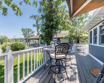 Charming Lake House, Lake View, Private Pier, Bugaboo Bar and Water Sports! - Cedar Lake - Balcony