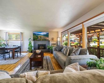 Cozy & Quiet with Saddlerock Views - Wenatchee - Sala de estar