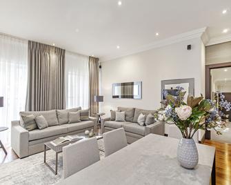 130 Queen's Gate Apartments - London - Living room