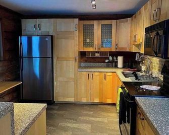 Stunning Custom Made Log Home- on 30 acres - Grand Forks - Cocina