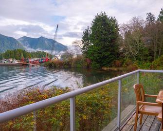 Waterfront View of the Inlet, Short Walk to Town - Tofino - Balkon