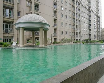 Fully Furnished with Comfortable 2BR Grand Palace Kemayoran Apartment - Yakarta - Piscina