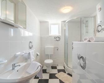 Holiday house Kanfanar for 1 - 4 persons with 2 bedrooms - Holiday home - Kanfanar - Baño