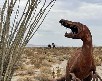 With EV charger -Mid Century Modern Close to Hiking, Golf,&Stargaze on the patio - Borrego Springs
