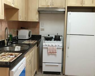 Cozy 1-bedroom place inside 3-bedroom flat with Private Bathroom near Glen Park - San Francisco - Kitchen