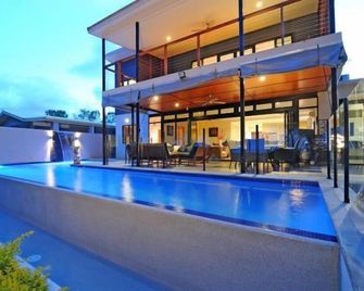 Bramston Beach - Premium Holiday House - Bramston Beach - Piscina