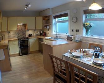 Lochside Cottage with Panoramic views of Loch Long and the Arrochar Alps - Arrochar - Kitchen