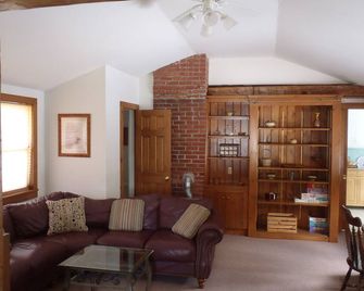 Charming Yet Spacious Farmhouse With 3 Br 2.5 Baths At The Center Of It All! - Lakewood - Sala de estar