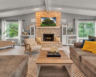 Lakeside Retreat | Rock Climbing Wall | Pool | Bar - Belton - Sala de estar