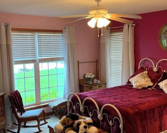 1st floor guest room with private full bath - Milford - Bedroom