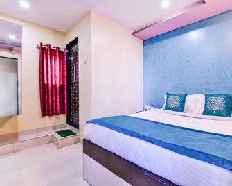 OYO 4960 Hotel new shree niwas - Mumbai - Bedroom